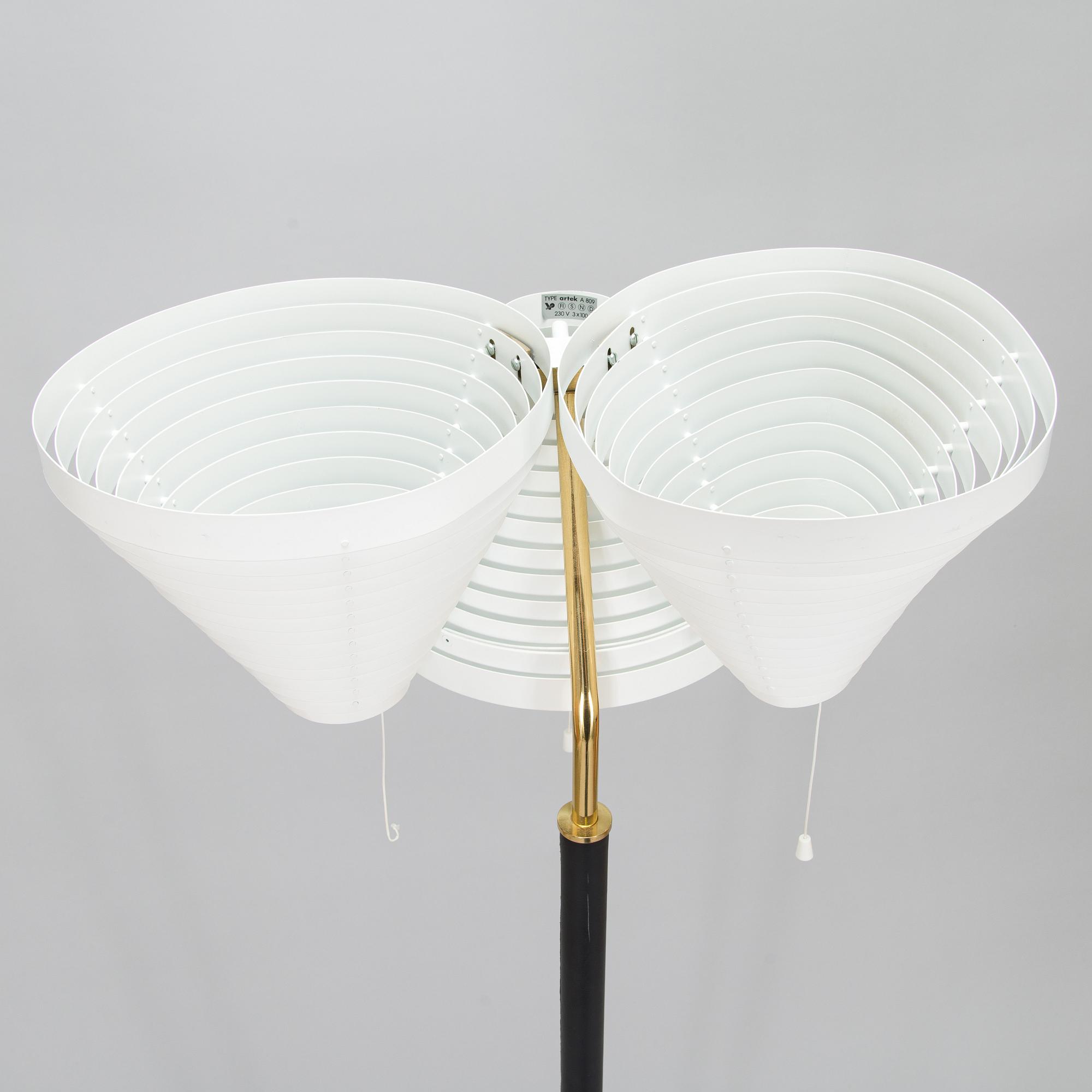 Alvar Aalto, lattiavalaisin, malli A809, Valaisinpaja, Artek, 1900-luvun loppu.