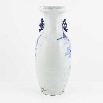 A blue and white porcelain vase, China, late Qing dynasty, around 1900.