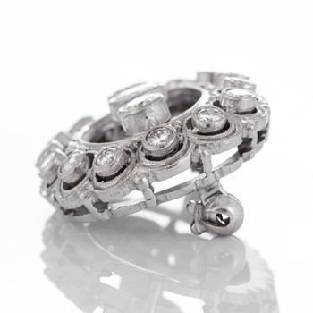 Brosch med runda briljantslipade diamanter total vikt ca 1.35 ct.