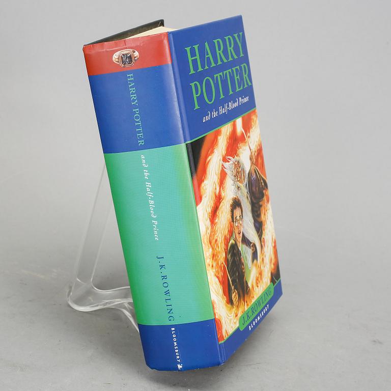 J.K. ROWLING, egenhändigt signerad bok, "Harry Potter and the Half-Blood Prince", förstaupplaga, 2005.