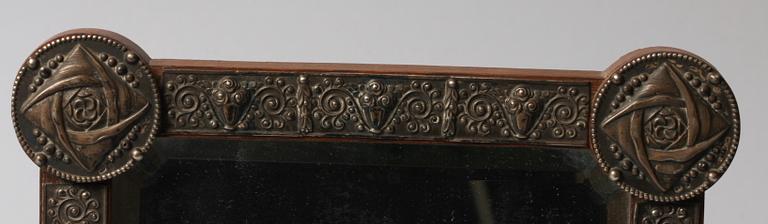 BORDSSPEGEL, silver. 1900-talets början. Oidentifierade stämplar.