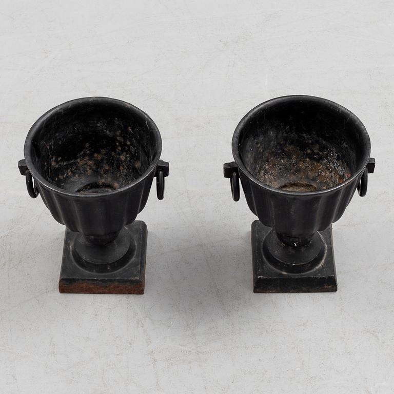 A pair of cast iron plat pots from Alunda Gjuteri.