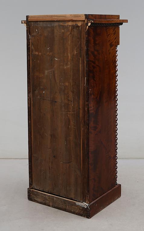 KOLONNSKÅP, senempire, 1800-talets första hälft.