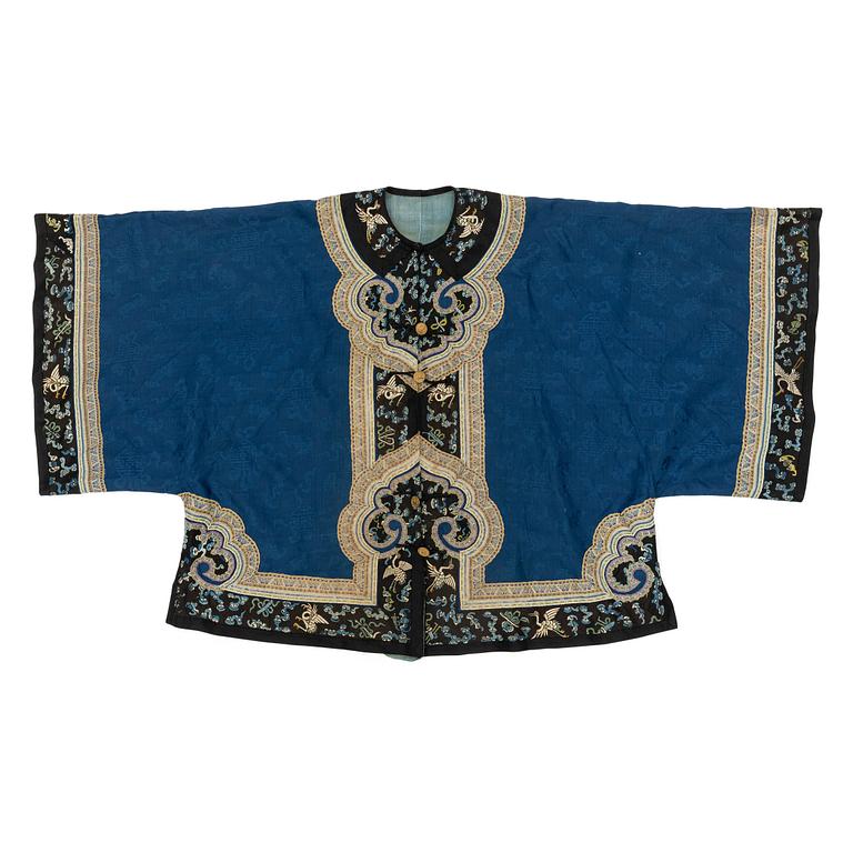 An embroidered Chinse silk jacket, Qing dynasty, late 19th century.