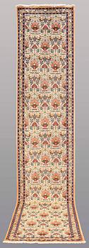 GALLERIMATTA, Figural Ghom part silk, ca 410 x 88 cm.