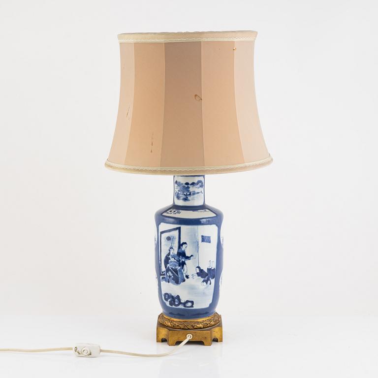 Bordslampa/vas, porslin, Kina, omkring år 1900.
