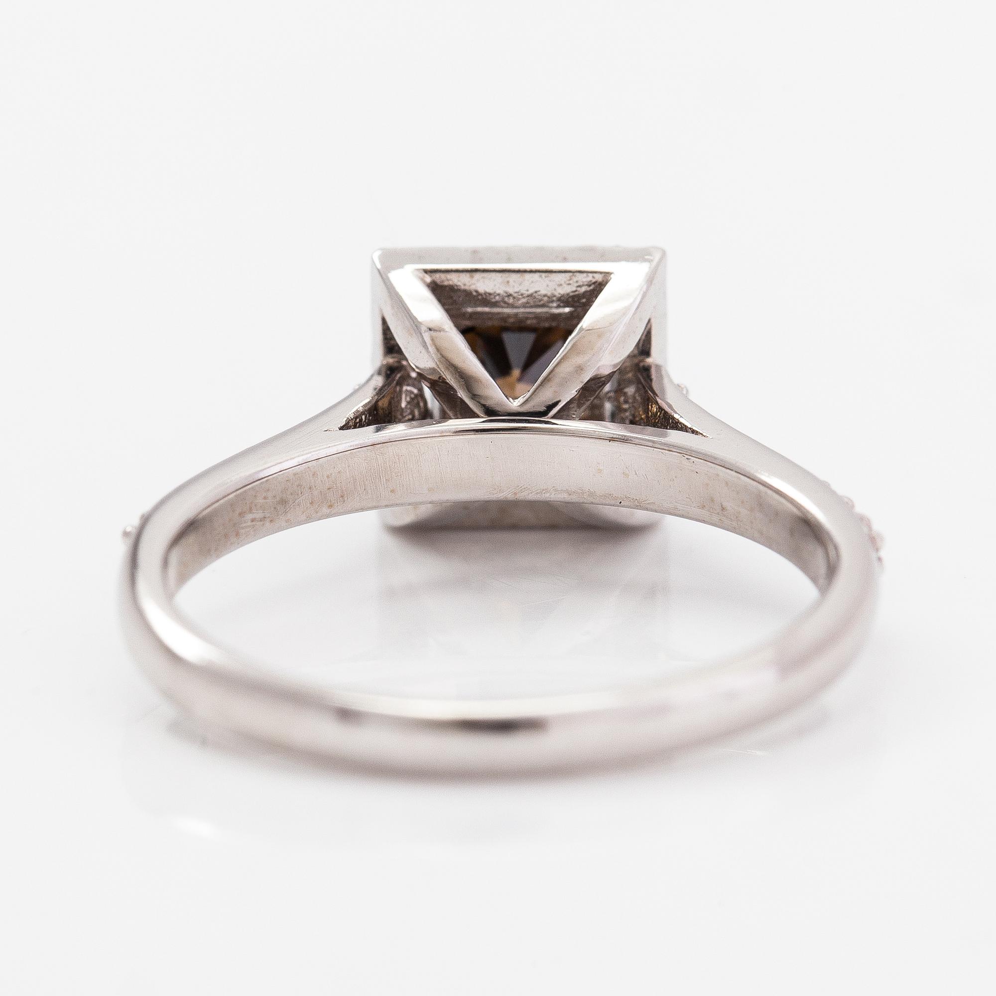 A 14K whitegold ring with diamonds ca. 1.32 ct in total. With AIG certificate.