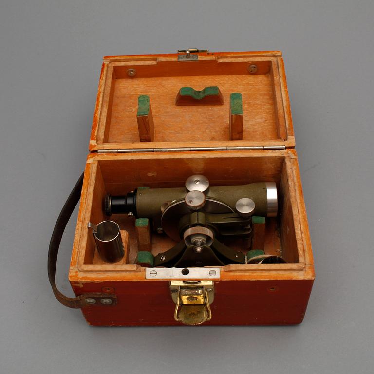 MÄTINSTRUMENT på tripod, 1900-talets mitt.