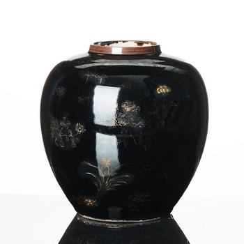 A pair of mirror black vases, Qing dynasty, 19th Century.