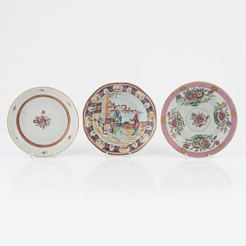 Tallrikar, 7 st, samt stekfat, Kina, Qingdynasti, 1700-1800-tal.