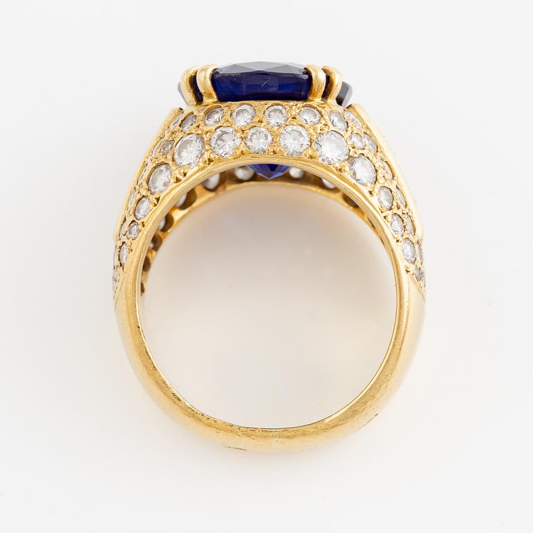 Ring 18K guld med en fasettslipad safir.