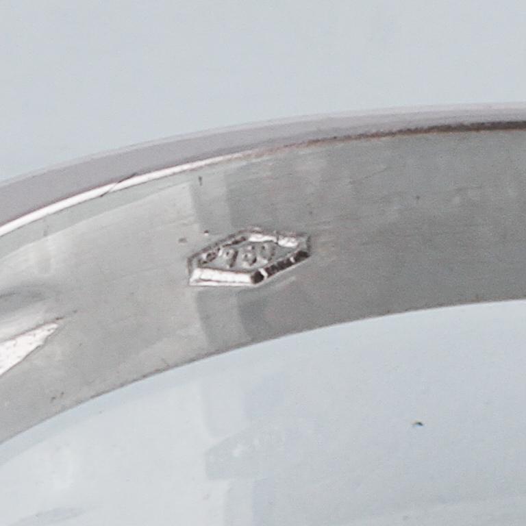 RING, 18K vitguld med 9 briljantslipade diamanter ca 0.72 ct, Milano, Italien.  Vikt 3,6 gram.