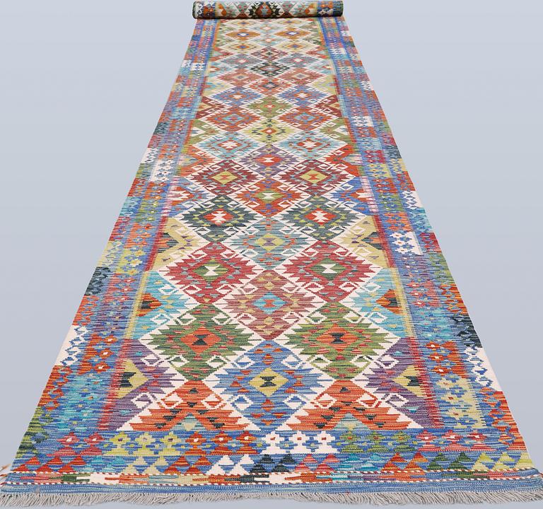 A Kilim runner, approx. 892 x 122 cm.