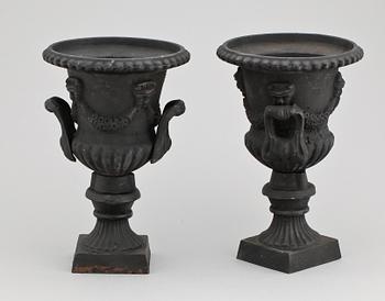 GJUTJÄRNSURNOR, ett par, 1900-tal.