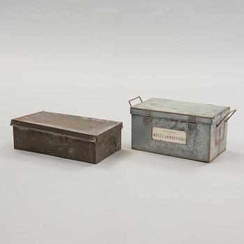 A set of 14 pcs metal boxes.