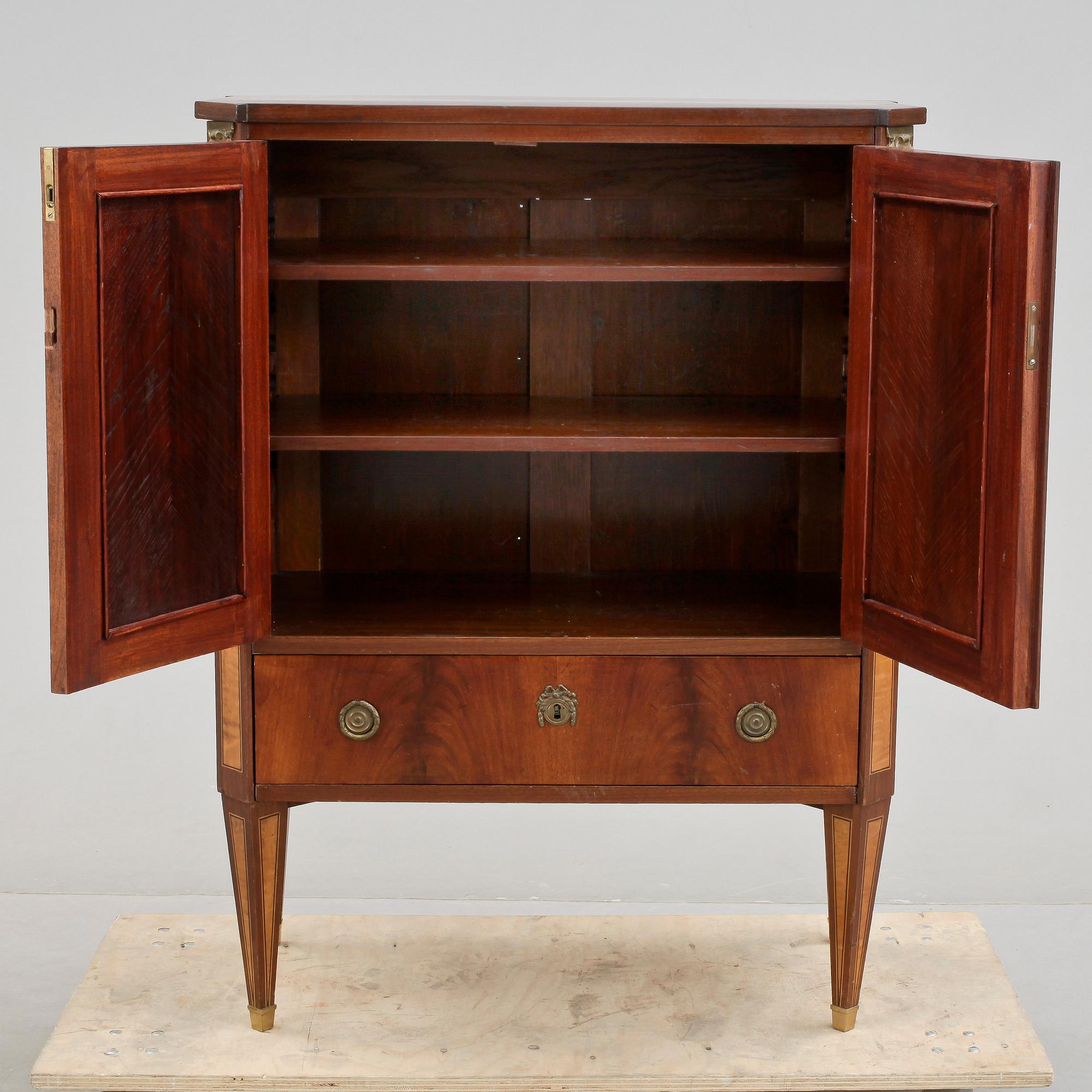 SKÅP, sengustaviansk stil, tidigt 1900-tal.