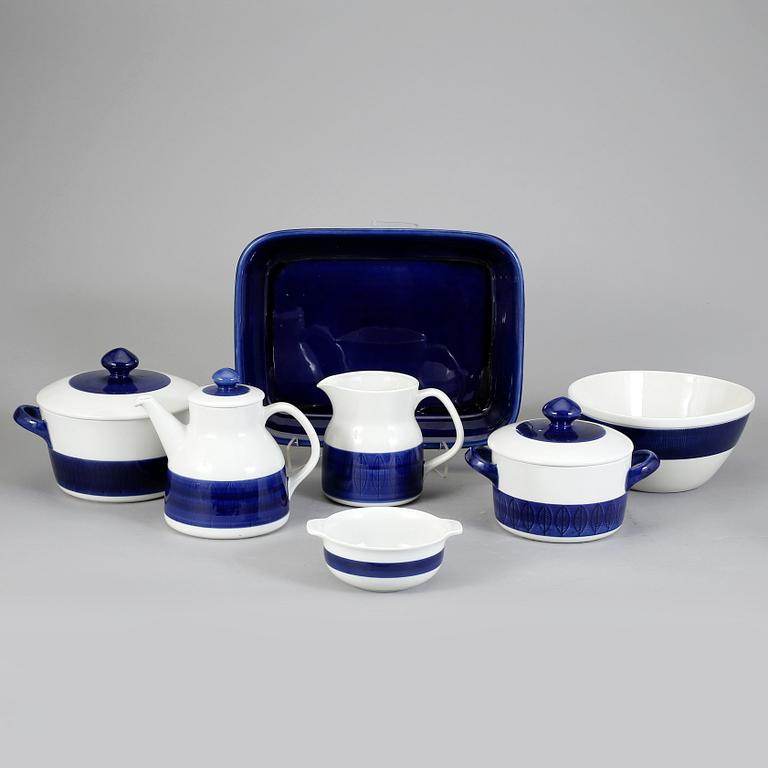 MAT-, KAFFE- & TESERVISDELAR, 41 st. "Koka blå", Rörstrand. Formgiven av Hertha Bengtsson, i produktion 1956-1988.