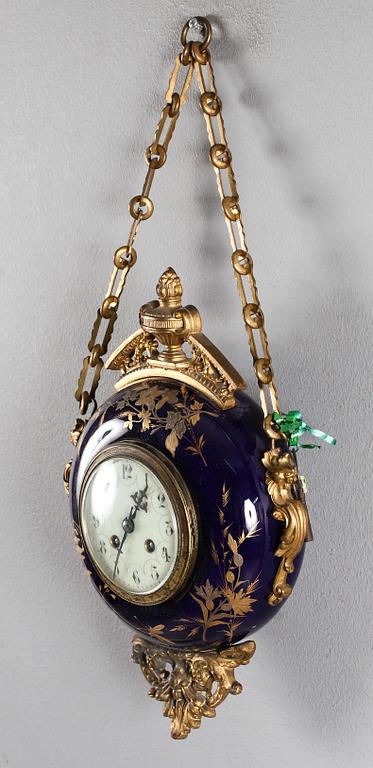 VÄGGPENDYL, porslin, sannolikt Frankrike, omkring år 1900.