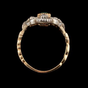 RING, 18k guld och silver, fasettslipad smaragd samt 10 rosenslipade diamanter, G Dahlgren & Co, Malmö, 1931. Vikt 6 g.