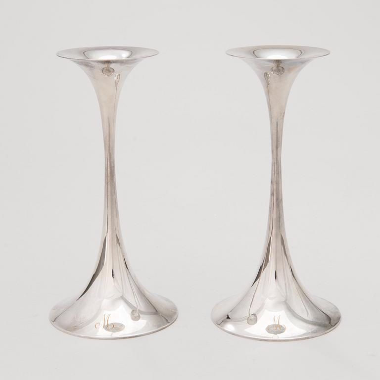 TAPIO WIRKKALA, LJUSSTAKAR, ETT PAR, silver, "Trumpetti", signerad TW, Hopeakeskus 1967.