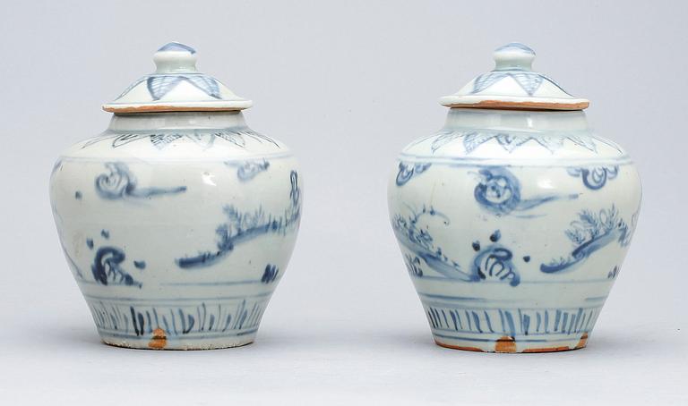 URNOR med LOCK, porslin, Ming-stil, 1900-tal.
