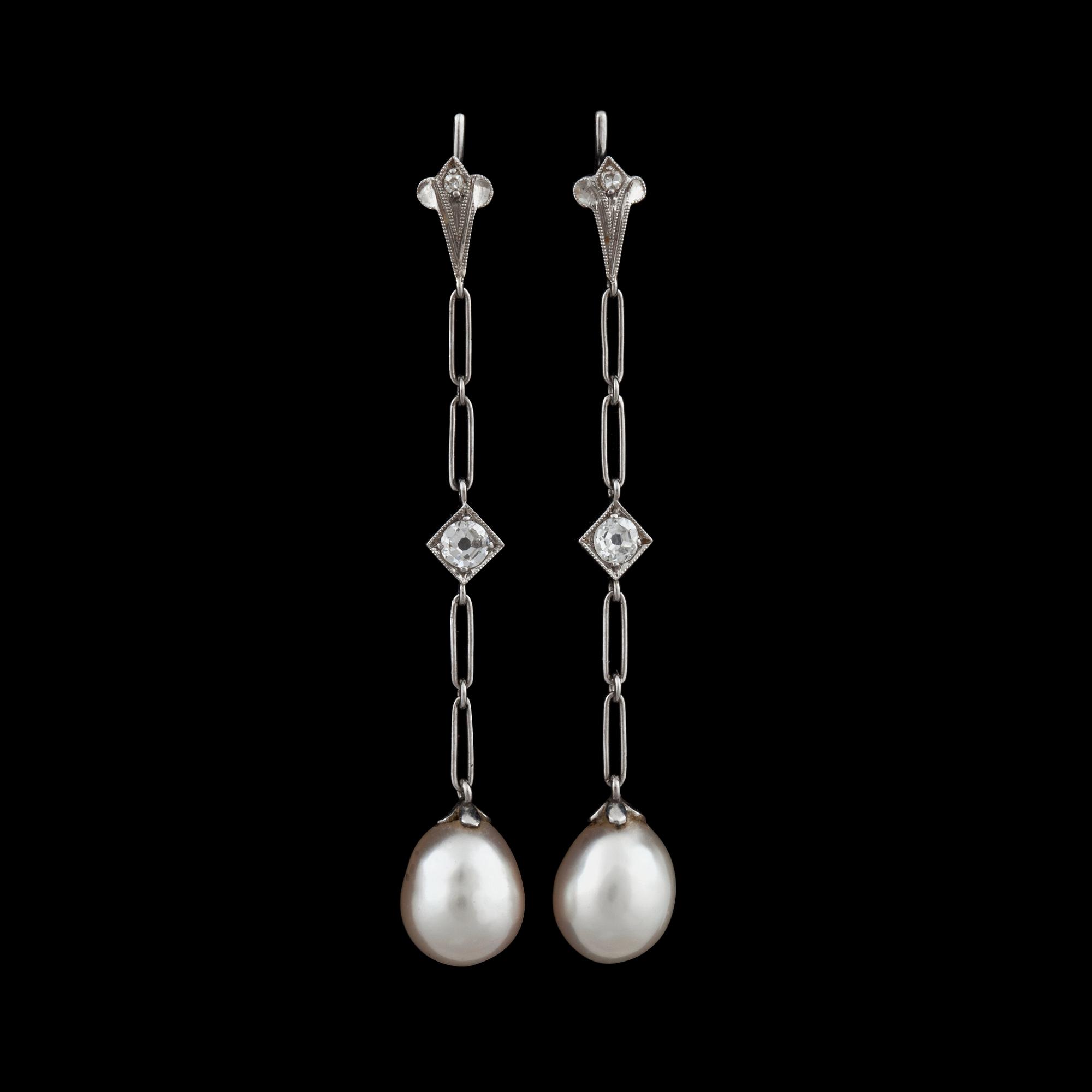 ÖRHÄNGEN med odlade pärlor samt  gammalslipade diamanter totalt ca 0.20 ct.