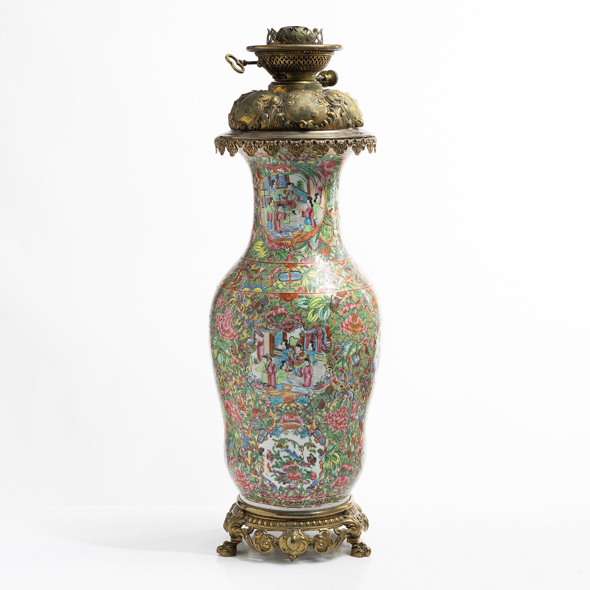 Vas, omgjord till bordslampa, porslin, Kanton, Qingdynastin, Kina, 1800-tal.