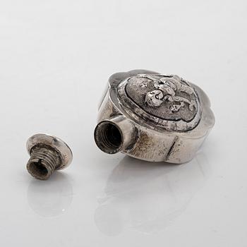 A silver bowl, Tillander import marks, 1983, and a silver snuff bottle.