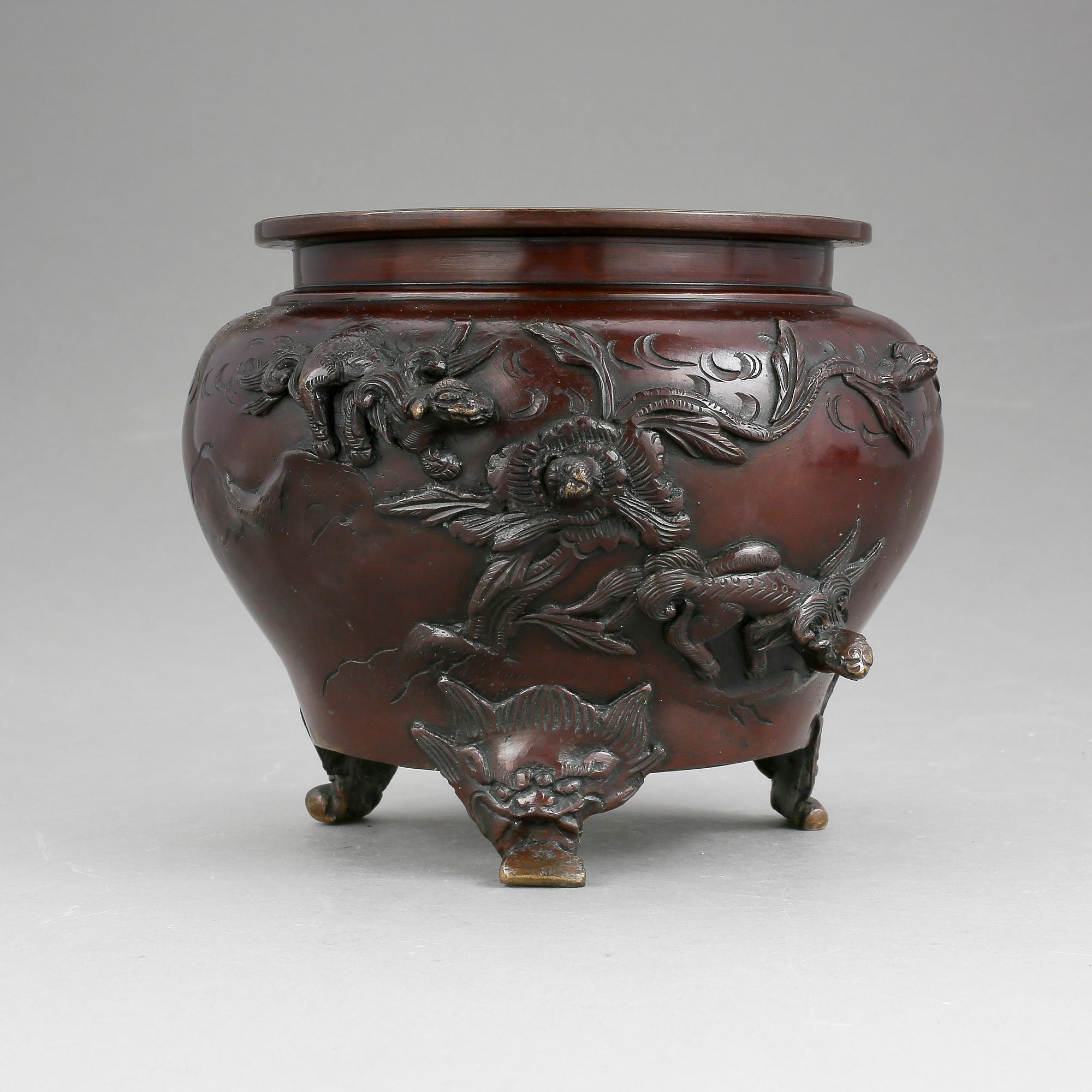 BORDSLAMPA OCH URNA, brons, Japan.