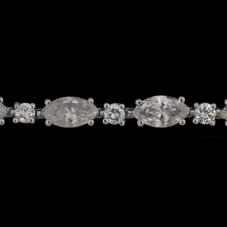 A navette- and brilliant cut bracelet, 5.70 cts resp. 0.84 ct.