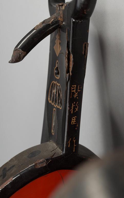 Stigbyglar, ett par, lack och metall. Japan, Edo (1603-1868).