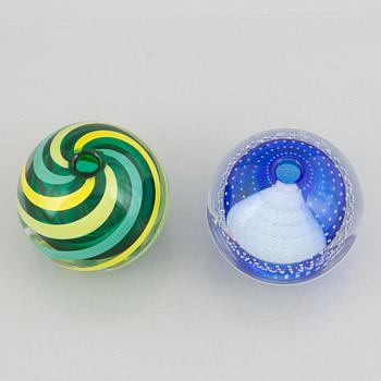 Erika Lagerbielke, vaser, 2 st, glas, "Borealis" och "Occidentis" ur serien "De fyra väderstrecken", Orrefors 2001-2004.