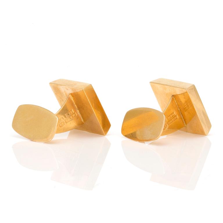 A pair of 18K gold cuff-links.