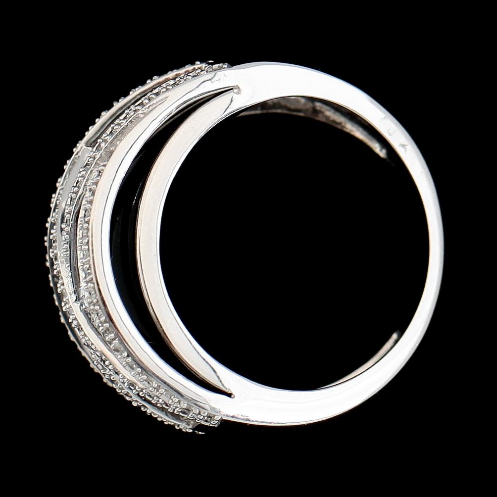 RING, 14K vitguld, onyx och briljantslipade diamanter tot ca 0.33 ct. Vikt ca 8 g.