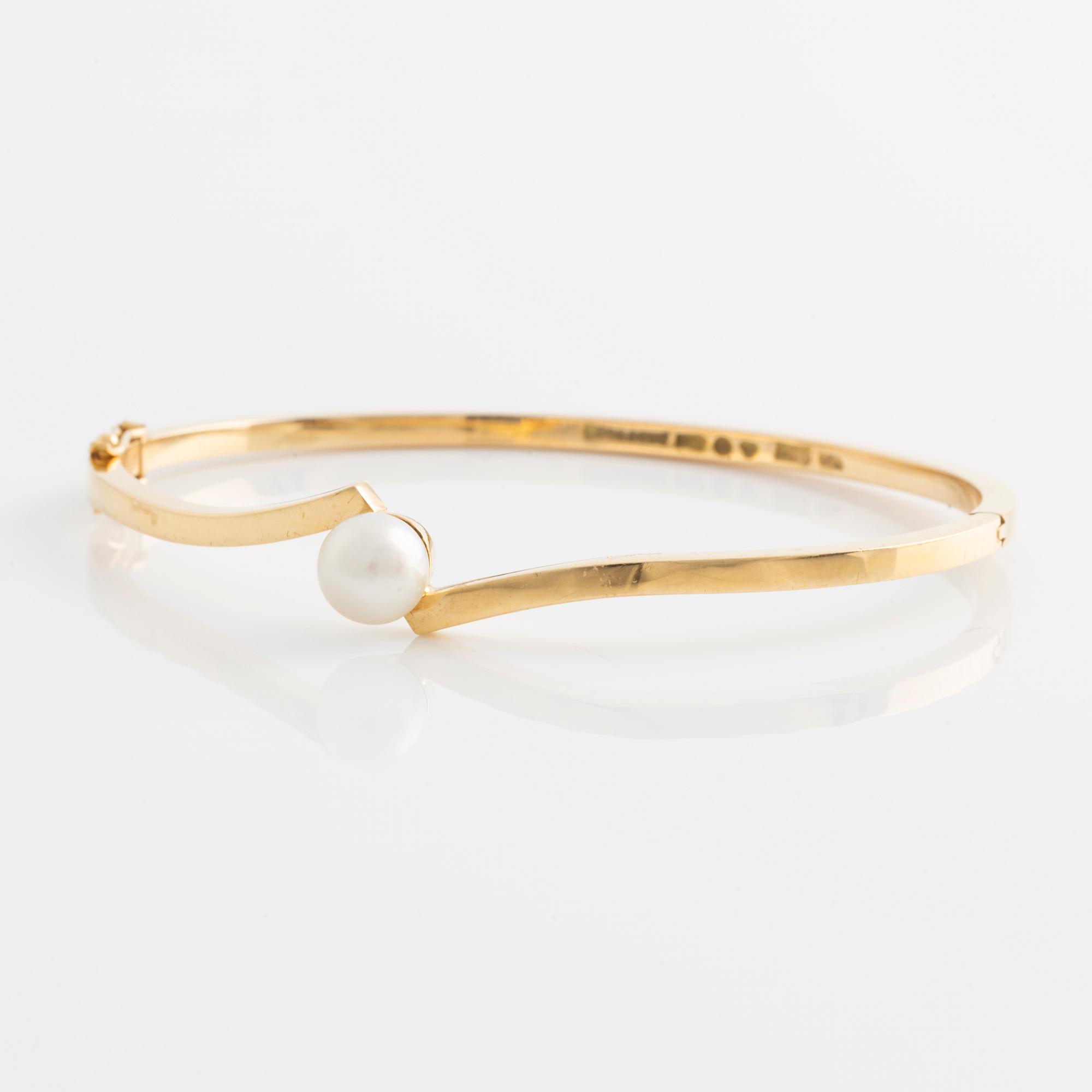 Bracelet 18K gold with a cultured pearl, Stigbert.