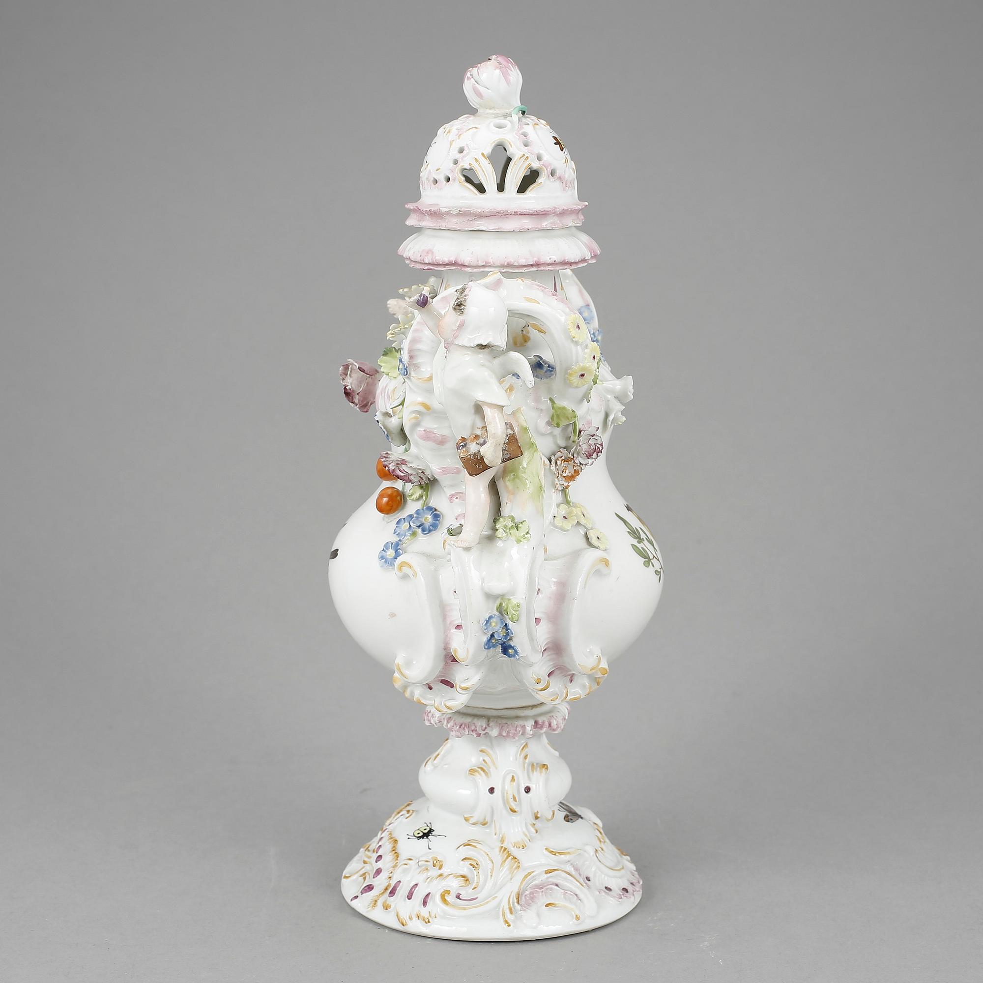 URNA MED LOCK, porslin, rokokostil, Meissenliknande märke, omkring år 1900.