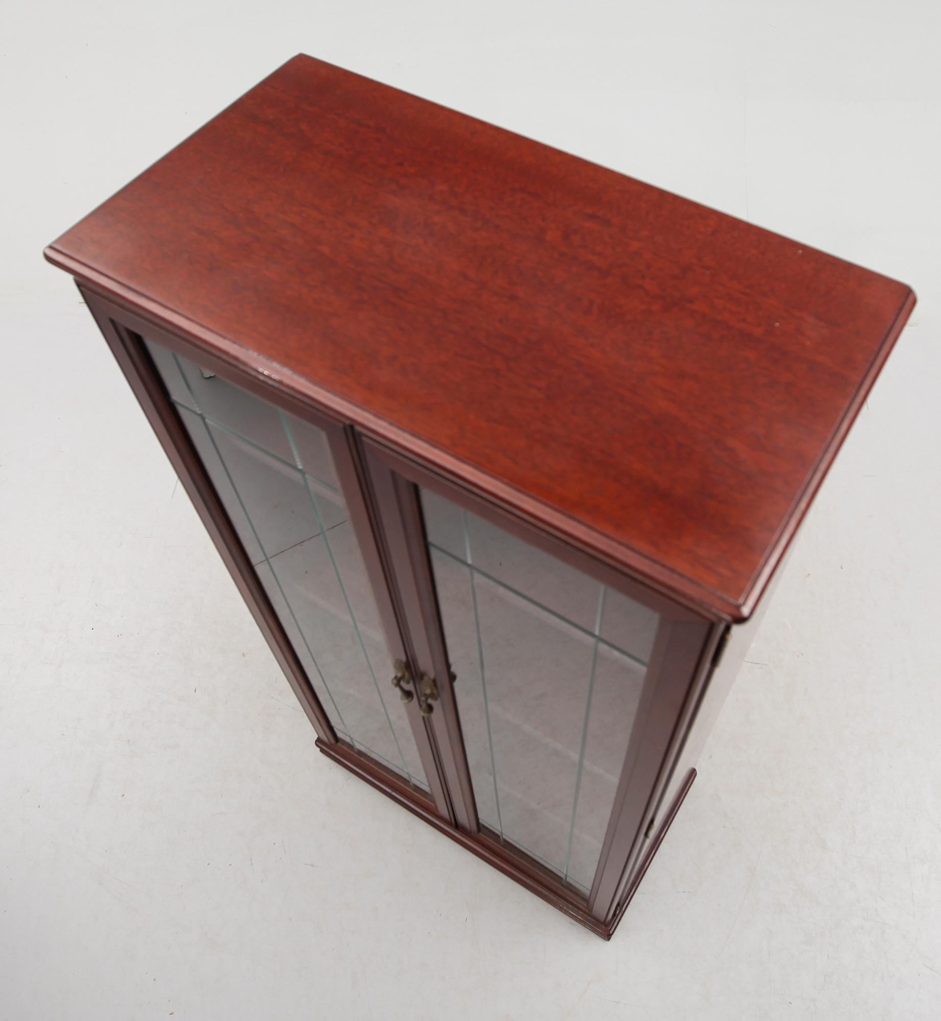 VITRINSKÅP, Legate Furniture, England, 1900-talets andra hälft.