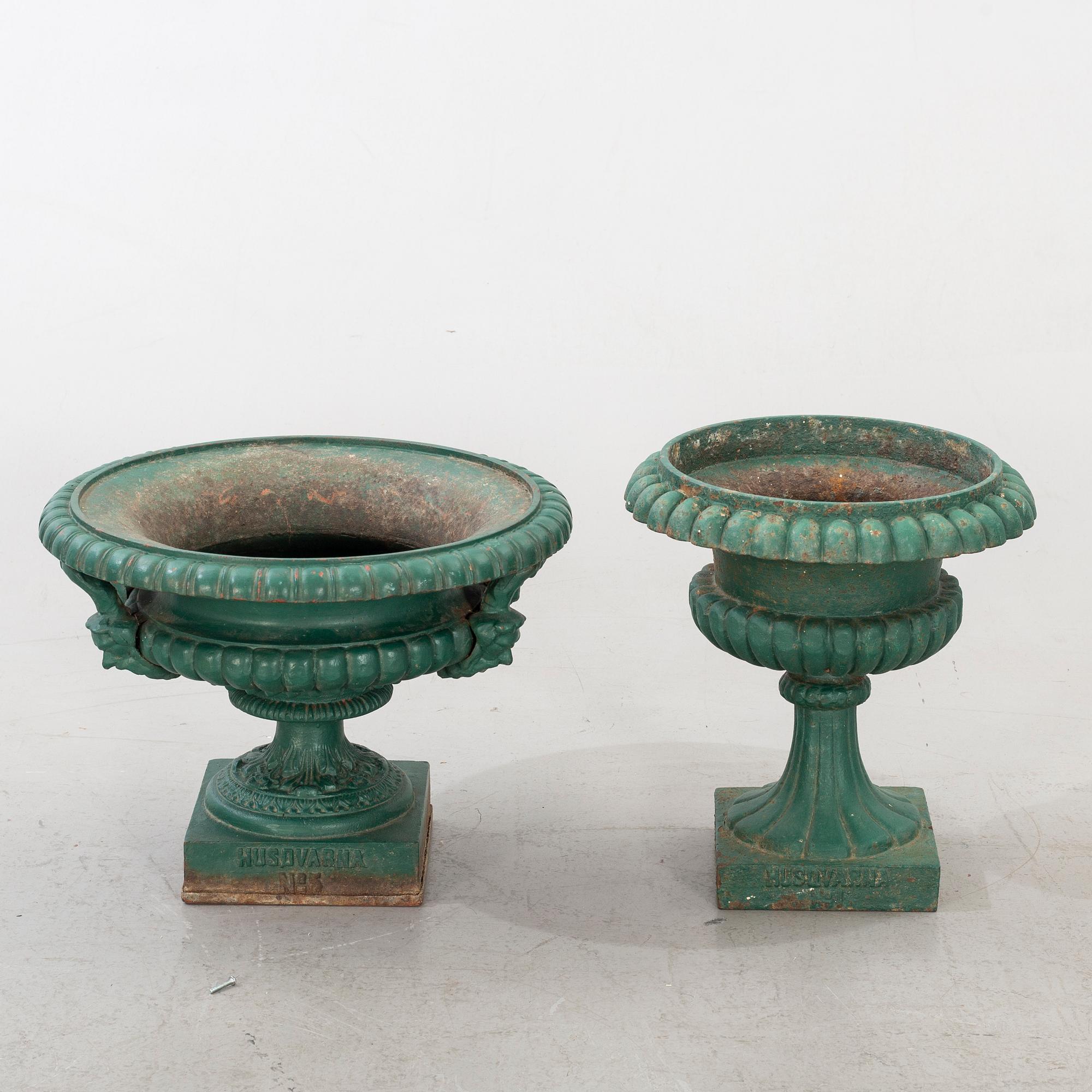 TRÄDGÅRDSURNOR 2 st Husqvarna Nr1 och Nr 5, gjutjärn omkring 1900.