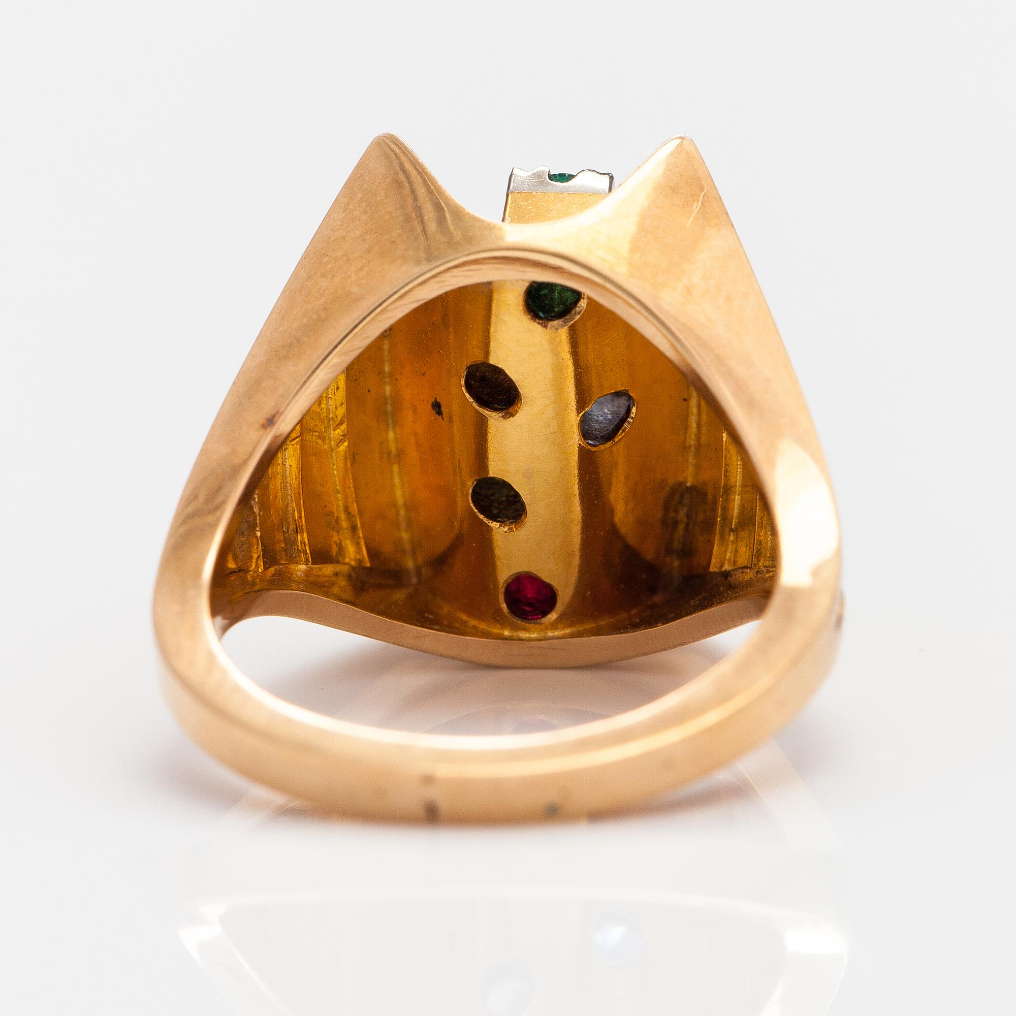 Leo Torikainen, Ring, 14K guld, safir, smaragd, rubin och diamanter. Pirkan kulta, Tammerfors 1963.