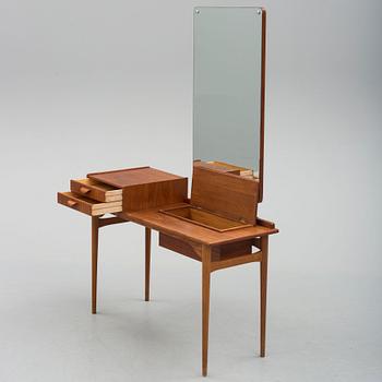 A 1960s bureau with mirror.