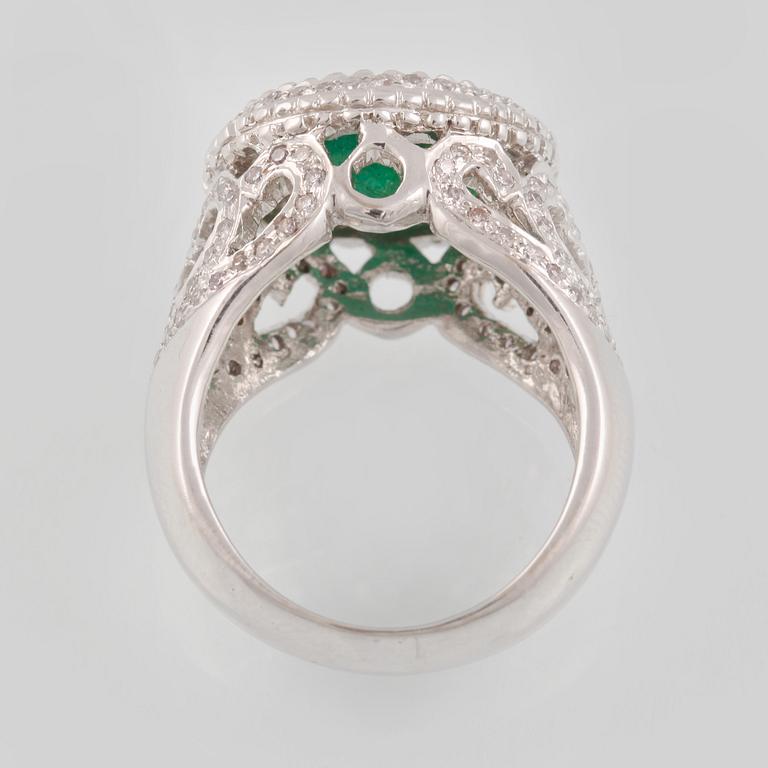 RING, 14K vitguld med ovalslipad smaragd 4.00 ct samt åttkantslipade diamanter 0.55 ct. Vikt 11,6 gram.