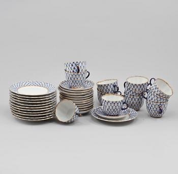 KAFFEKOPPAR med FAT, 12 st, samt ASSIETTER, 12 st, porslin, Lomonosov, Ryssland, 1900-talets andra hälft.