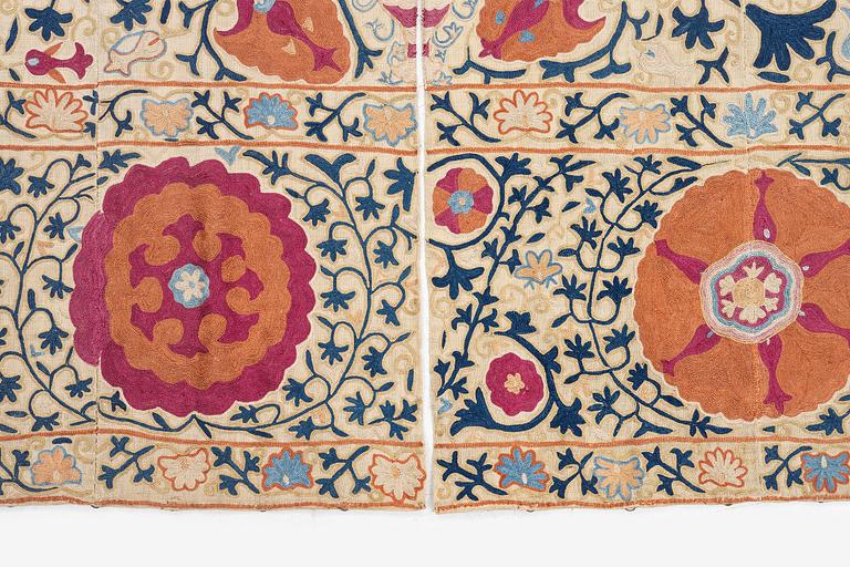 Antikt Uzbekisk sk "bröllopssuzani" broderi, ca 278 x 175 cm, 1800-talets mitt.