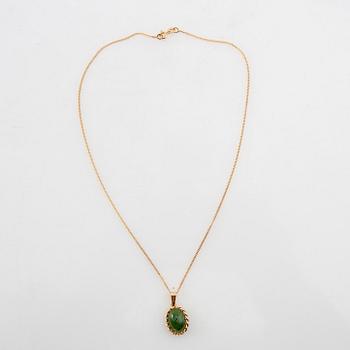 Necklace 18K gold with cabochon-cut jade.