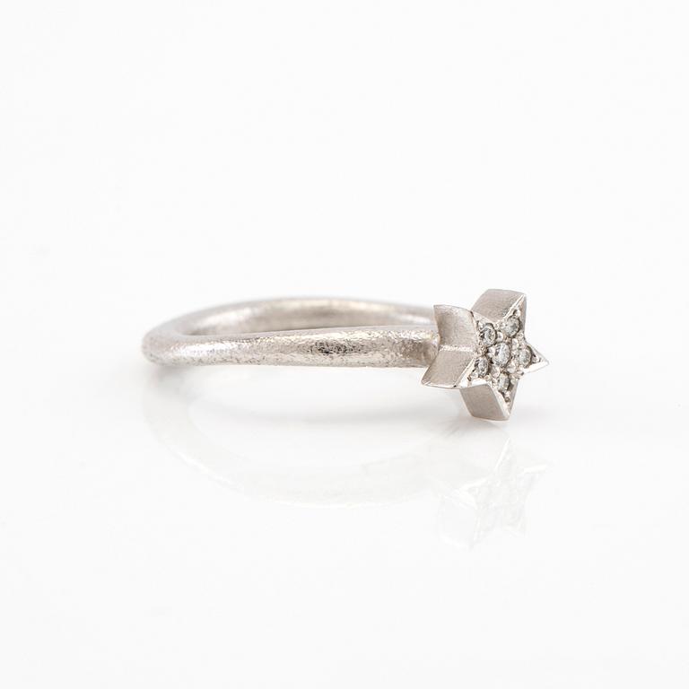 Ole Lynggaard, Ring "Love" 18K vitguld, design Charlotte Lynggaard.