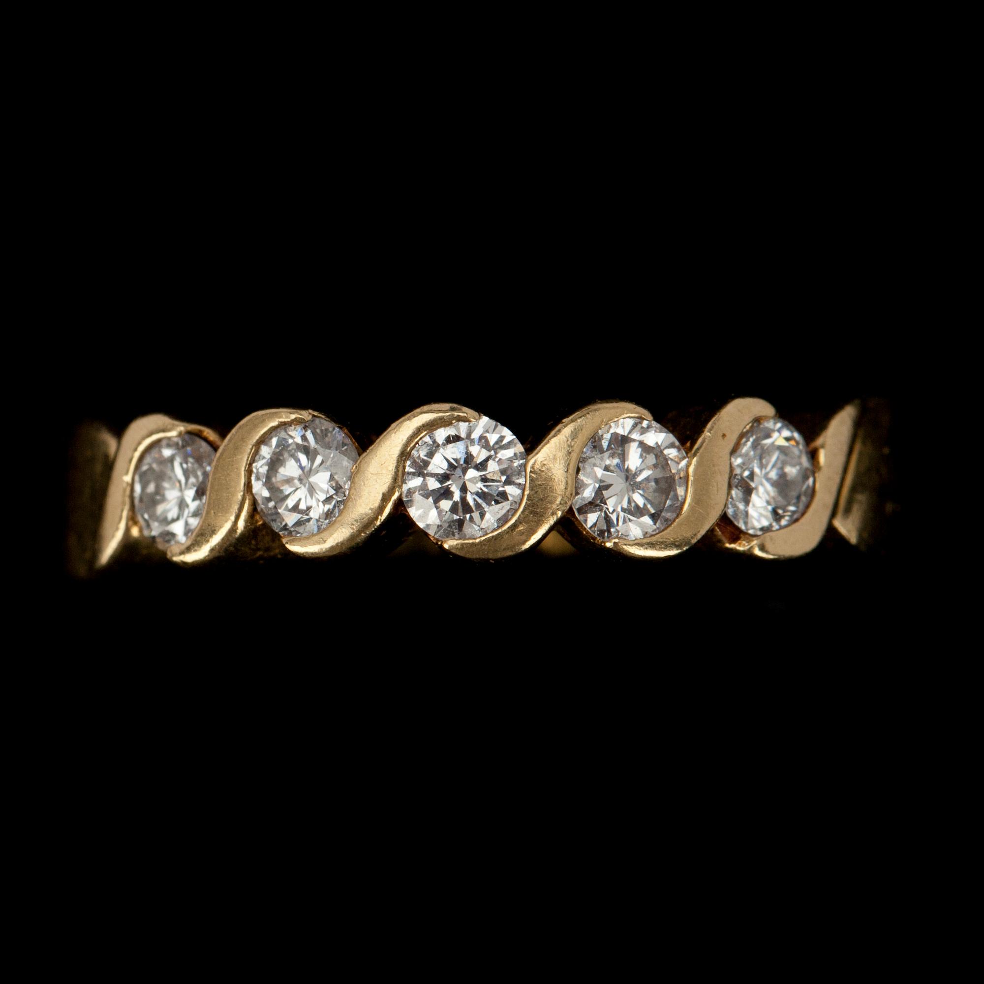 RING, guld 18K och 5 st briljantslipade diamanter, tot. 0,35 ct. Finska stämplar. Vikt 6 g.