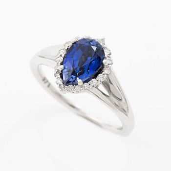 Ring 14K white gold with synthetic sapphire and brilliant-cut diamonds.