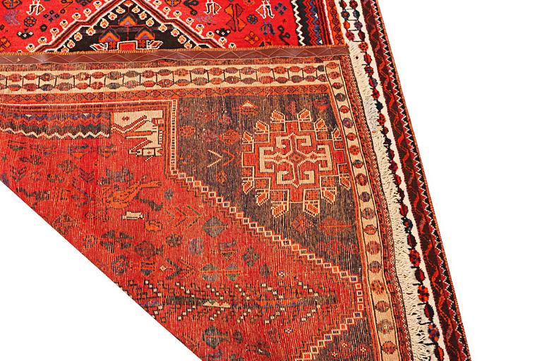 A Kashgai carpet a. 280 x 183 cm.