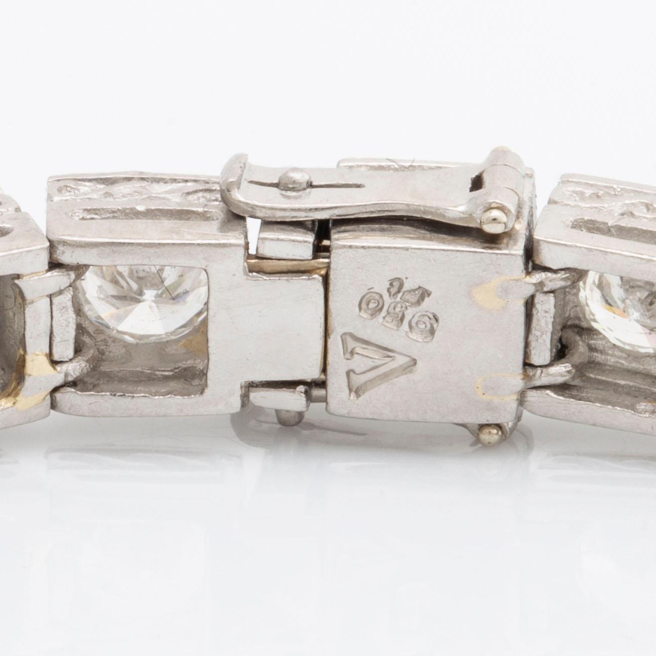 BRACELET paltinum with brillnat-cut diamonds approx 11 ct, Inclusions.