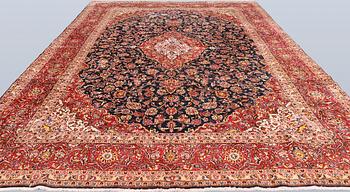 A Keshan carpet, approx. 475 x 304 cm.